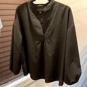 Banana republic, size medium. Mid length sleeves.